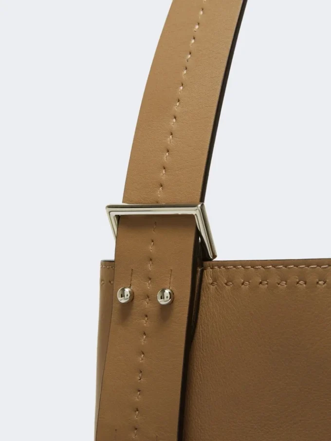 Archetipo Medium Leder-Beuteltasche, mud Archetipo Medium Leder-Beuteltasche, mud