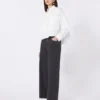 Asymmetrisches Hemd aus gewaschener Baumwolle, weiß Asymmetrisches Hemd aus gewaschener Baumwolle, weiß