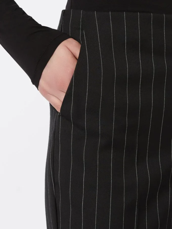 Ausgestellte Nadelstreifen-Wollhose, schwarz Ausgestellte Nadelstreifen-Wollhose, schwarz