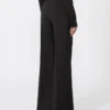 Ausgestellte Stretch-Hose aus Wollstoff, schwarz Ausgestellte Stretch-Hose aus Wollstoff, schwarz