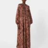 Ausgestelltes Kleid aus bedruckter Seide, bordeauxrot Ausgestelltes Kleid aus bedruckter Seide, bordeauxrot