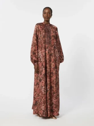 Ausgestelltes Kleid aus bedruckter Seide, bordeauxrot