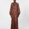 Ausgestelltes Kleid aus bedruckter Seide, bordeauxrot Ausgestelltes Kleid aus bedruckter Seide, bordeauxrot