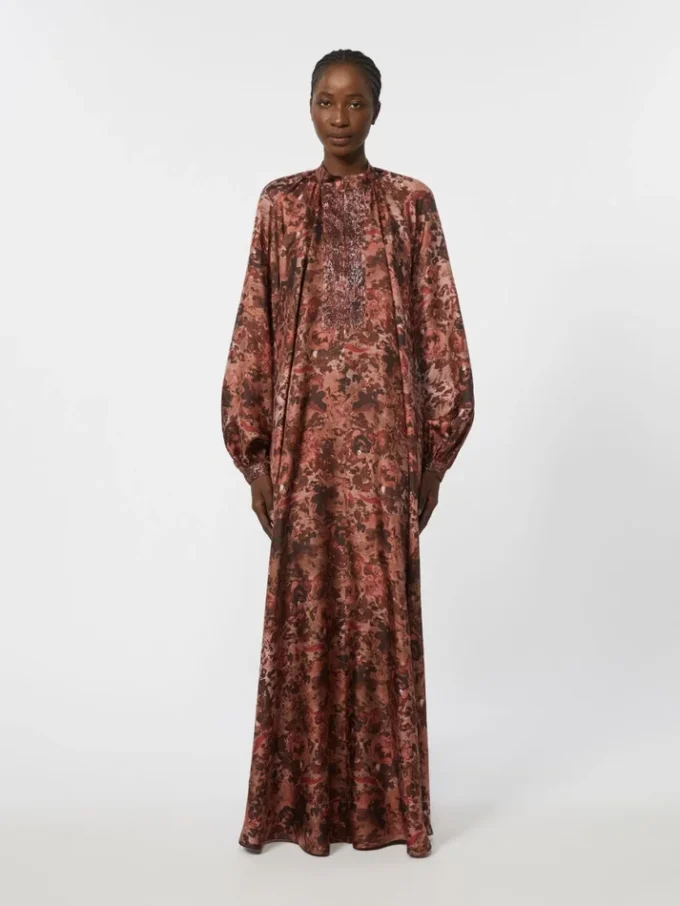 Ausgestelltes Kleid aus bedruckter Seide, bordeauxrot Ausgestelltes Kleid aus bedruckter Seide, bordeauxrot
