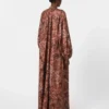 Ausgestelltes Kleid aus bedruckter Seide, bordeauxrot Ausgestelltes Kleid aus bedruckter Seide, bordeauxrot