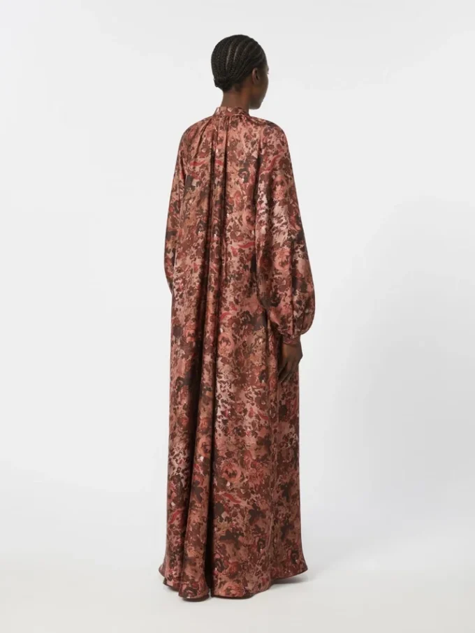 Ausgestelltes Kleid aus bedruckter Seide, bordeauxrot Ausgestelltes Kleid aus bedruckter Seide, bordeauxrot