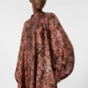 Ausgestelltes Kleid aus bedruckter Seide, bordeauxrot Ausgestelltes Kleid aus bedruckter Seide, bordeauxrot