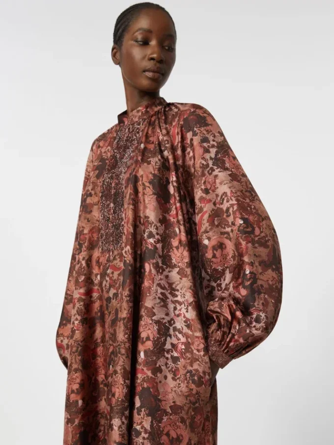 Ausgestelltes Kleid aus bedruckter Seide, bordeauxrot Ausgestelltes Kleid aus bedruckter Seide, bordeauxrot