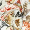 Bedruckter Oversize-Schal aus Seidentwill, beige Bedruckter Oversize-Schal aus Seidentwill, beige