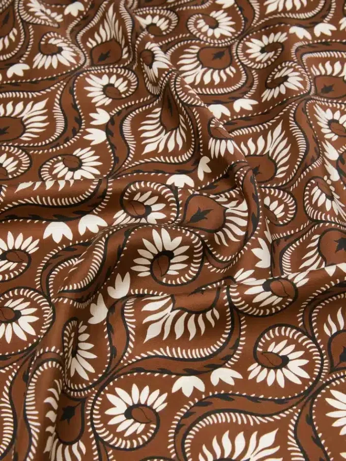 Bedrucktes quadratisches Seidenfoulard, karamellfarben Bedrucktes quadratisches Seidenfoulard, karamellfarben