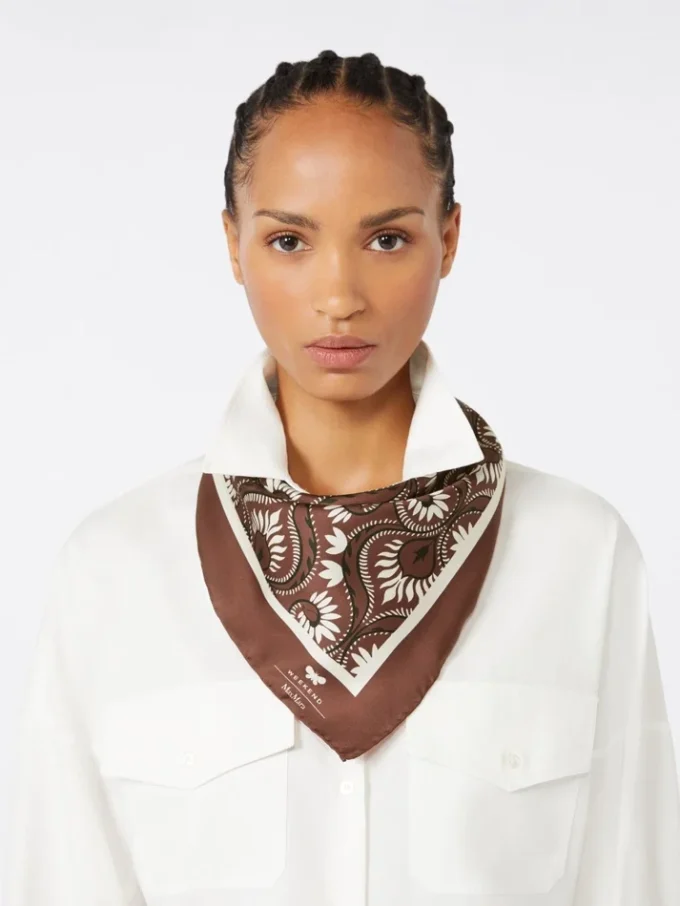 Bedrucktes quadratisches Seidenfoulard, karamellfarben Bedrucktes quadratisches Seidenfoulard, karamellfarben