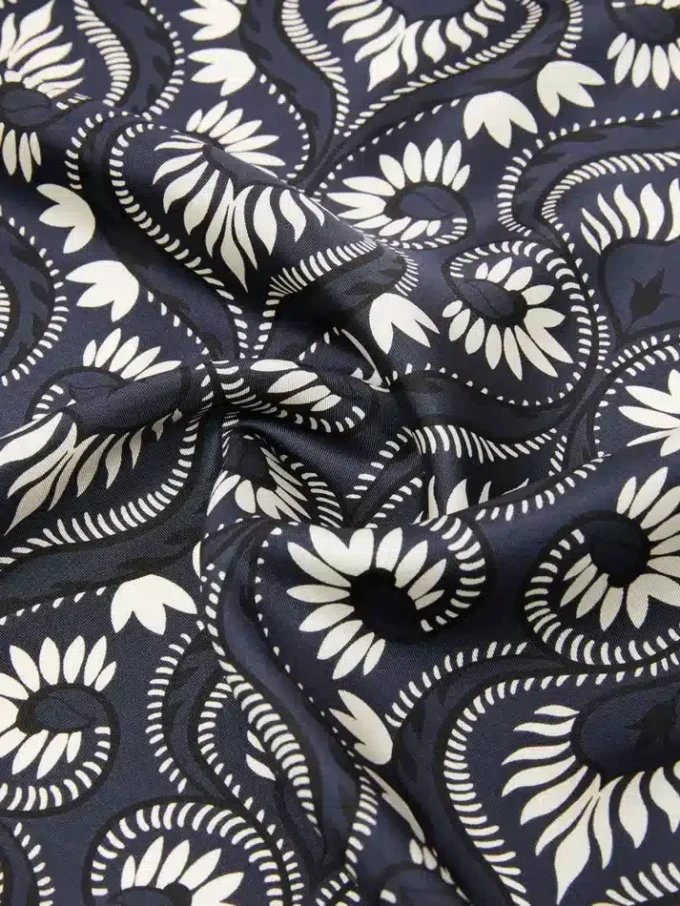 Bedrucktes quadratisches Seidenfoulard, marineblau