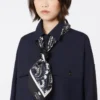 Bedrucktes quadratisches Seidenfoulard, marineblau