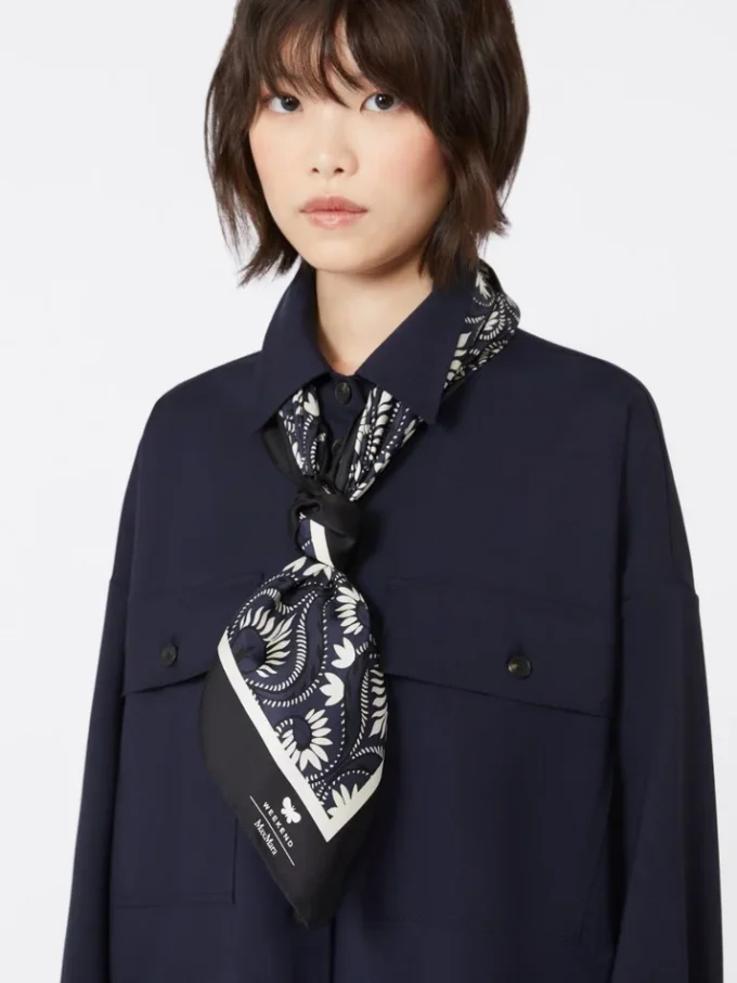 Bedrucktes quadratisches Seidenfoulard, marineblau
