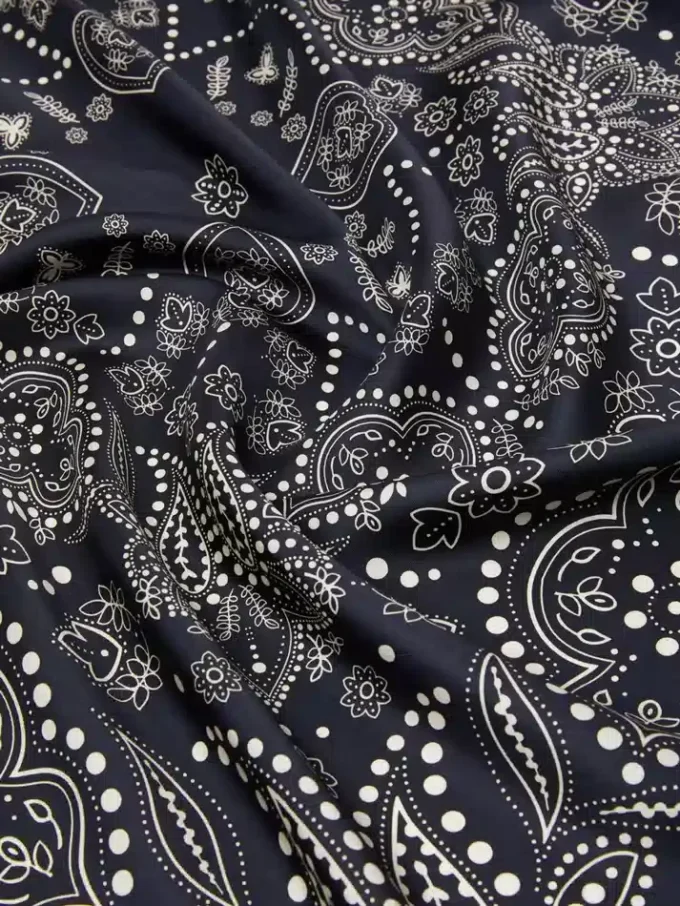 Bedrucktes quadratisches Seidenfoulard, mitternachtsblau Bedrucktes quadratisches Seidenfoulard, mitternachtsblau