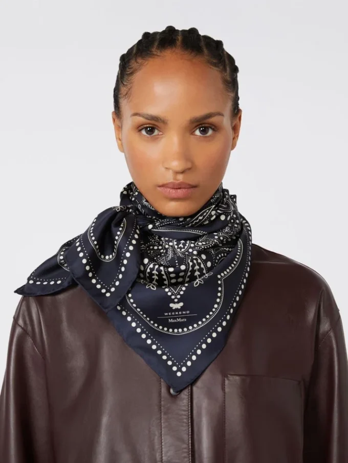 Bedrucktes quadratisches Seidenfoulard, mitternachtsblau Bedrucktes quadratisches Seidenfoulard, mitternachtsblau