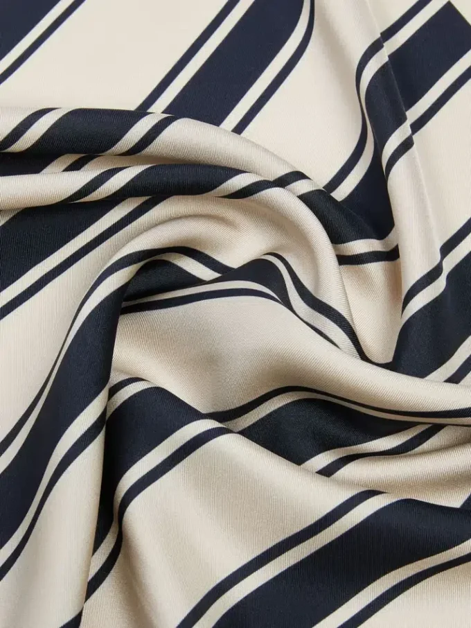 Bedrucktes Seidenfoulard, ultramarin Bedrucktes Seidenfoulard, ultramarin