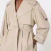 Übergroßer, wasserabweisender Trenchcoat aus Twill, sandfarben Übergroßer, wasserabweisender Trenchcoat aus Twill, sandfarben