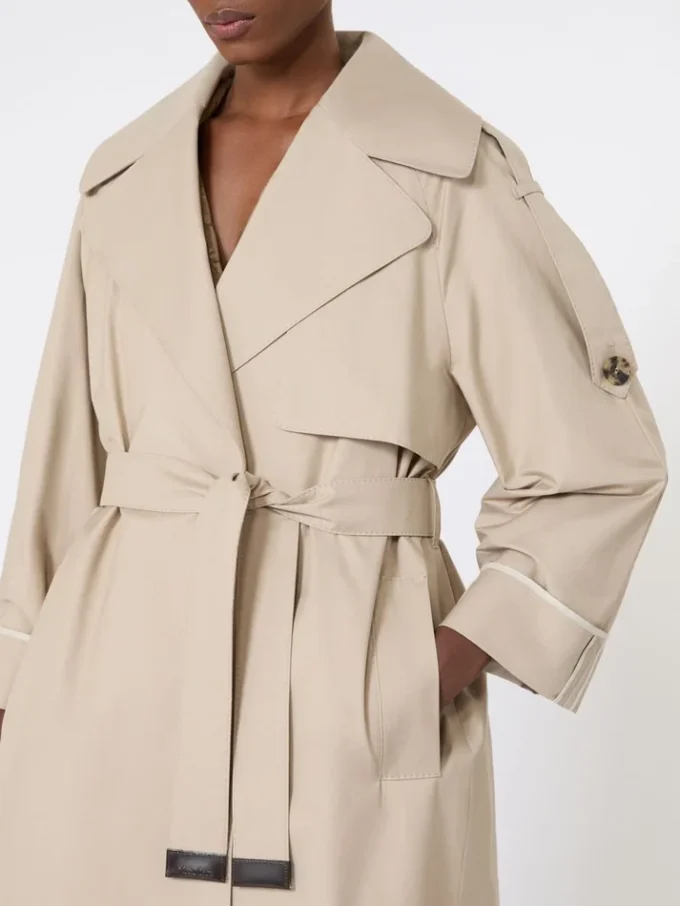 Übergroßer, wasserabweisender Trenchcoat aus Twill, sandfarben Übergroßer, wasserabweisender Trenchcoat aus Twill, sandfarben
