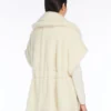 Cape aus Alpaka- und Woll-Teddy-Stoff, optisch weiß Cape aus Alpaka- und Woll-Teddy-Stoff, optisch weiß