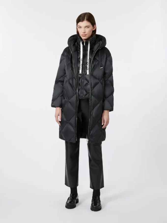 Daunenjacke aus schillerndem, wasserabweisendem Stoff, schwarz