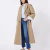 Fließender Trenchcoat aus Baumwolle und Nylon, haselnussbraun Fließender Trenchcoat aus Baumwolle und Nylon, haselnussbraun