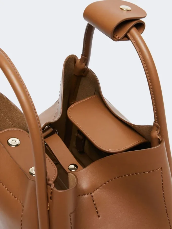 Kleine Marine-Handtasche aus Leder, braun-bronzefarben Kleine Marine-Handtasche aus Leder, braun-bronzefarben