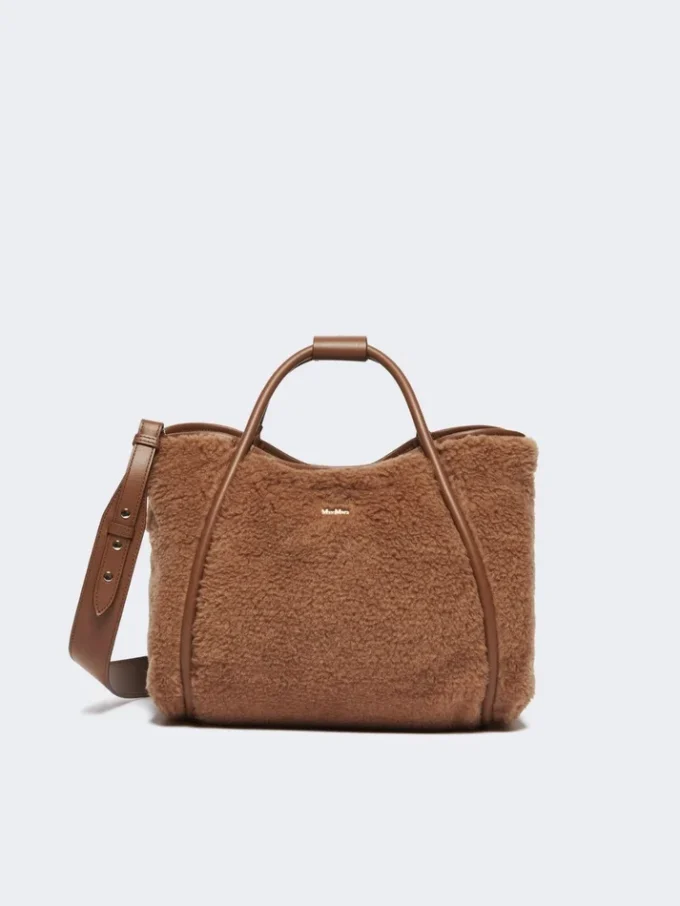 Kleine Tasche aus Teddy-Stoff in Marineblau, Camel Kleine Tasche aus Teddy-Stoff in Marineblau, Camel