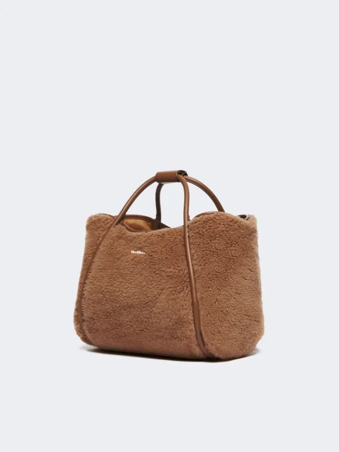 Kleine Tasche aus Teddy-Stoff in Marineblau, Camel Kleine Tasche aus Teddy-Stoff in Marineblau, Camel