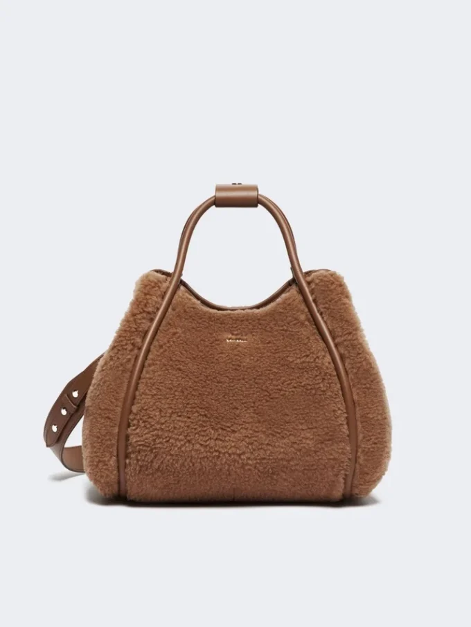 Kleine Tasche aus Teddy-Stoff in Marineblau, Camel Kleine Tasche aus Teddy-Stoff in Marineblau, Camel