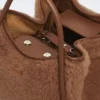 Kleine Tasche aus Teddy-Stoff in Marineblau, Camel Kleine Tasche aus Teddy-Stoff in Marineblau, Camel