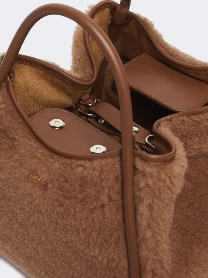 Kleine Tasche aus Teddy-Stoff in Marineblau, Camel Kleine Tasche aus Teddy-Stoff in Marineblau, Camel