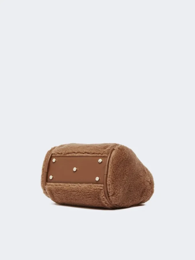 Kleine Tasche aus Teddy-Stoff in Marineblau, Camel Kleine Tasche aus Teddy-Stoff in Marineblau, Camel