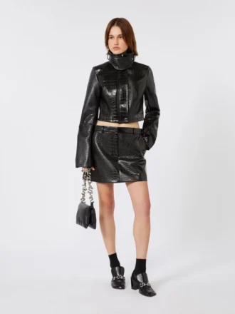 Kurze Lacklederjacke mit Alligator-Print, schwarz