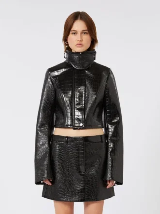 Kurze Lacklederjacke mit Alligator-Print, schwarz