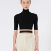 Kurzer Rollkragenpullover aus Stretch-Viskose, schwarz