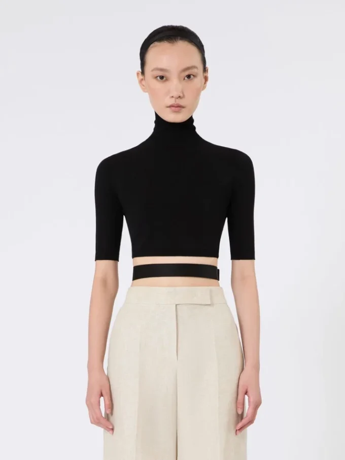 Kurzer Rollkragenpullover aus Stretch-Viskose, schwarz