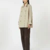 Kurzer, wasserabweisender Trenchcoat aus Twill, sandfarben Kurzer, wasserabweisender Trenchcoat aus Twill, sandfarben