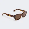 Markante Sonnenbrille mit eckigem Rahmen, in einem warmen Bronzebraun Markante Sonnenbrille mit eckigem Rahmen, in einem warmen Bronzebraun