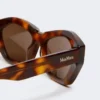 Markante Sonnenbrille mit eckigem Rahmen, in einem warmen Bronzebraun Markante Sonnenbrille mit eckigem Rahmen, in einem warmen Bronzebraun