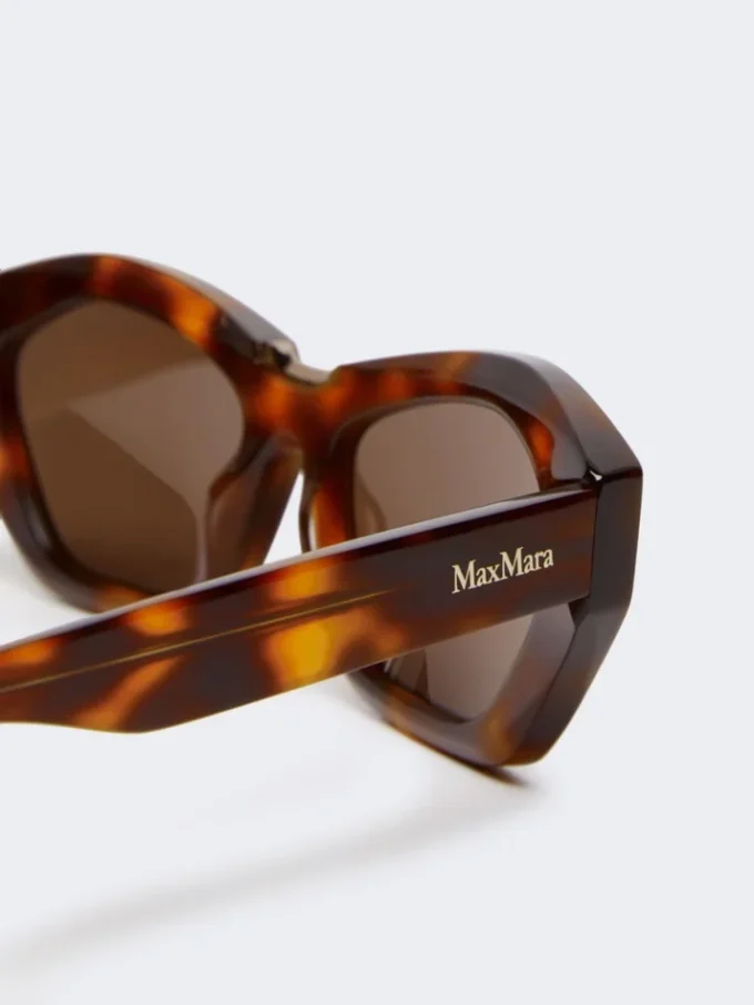 Markante Sonnenbrille mit eckigem Rahmen, in einem warmen Bronzebraun Markante Sonnenbrille mit eckigem Rahmen, in einem warmen Bronzebraun