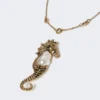 Metallic-Halskette mit Broschenanhänger, gold Metallic-Halskette mit Broschenanhänger, gold
