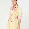 Midi-Trenchcoat aus gemustertem, wasserabweisendem Gabardine, gelb Midi-Trenchcoat aus gemustertem, wasserabweisendem Gabardine, gelb