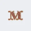 Mit Kristallen verzierte Monogramm-Brosche, rot Mit Kristallen verzierte Monogramm-Brosche, rot