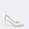 Mit Kristallen verzierte Pumps aus Satin, elfenbeinfarben Mit Kristallen verzierte Pumps aus Satin, elfenbeinfarben