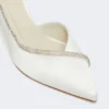 Mit Kristallen verzierte Pumps aus Satin, elfenbeinfarben Mit Kristallen verzierte Pumps aus Satin, elfenbeinfarben