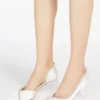 Mit Kristallen verzierte Pumps aus Satin, elfenbeinfarben Mit Kristallen verzierte Pumps aus Satin, elfenbeinfarben