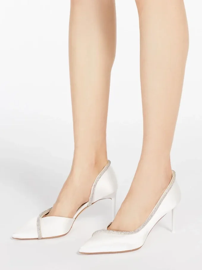 Mit Kristallen verzierte Pumps aus Satin, elfenbeinfarben Mit Kristallen verzierte Pumps aus Satin, elfenbeinfarben