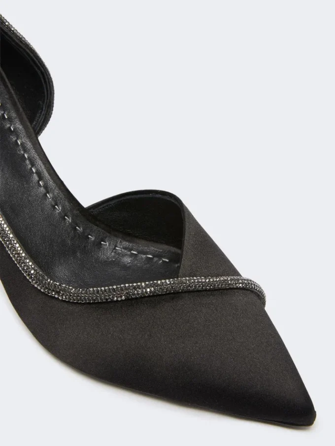 Mit Kristallen verzierte Pumps aus Satin, schwarz Mit Kristallen verzierte Pumps aus Satin, schwarz