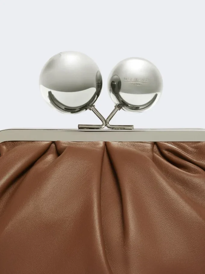 Mittlere Pasticcino-Tasche aus glänzendem Nappaleder, tabakfarben Mittlere Pasticcino-Tasche aus glänzendem Nappaleder, tabakfarben
